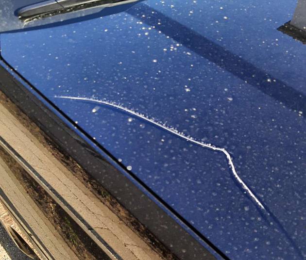 Vandal poškrábal auta v celé ulici, škoda je přes čtvrt milionu. Hledá ho policie