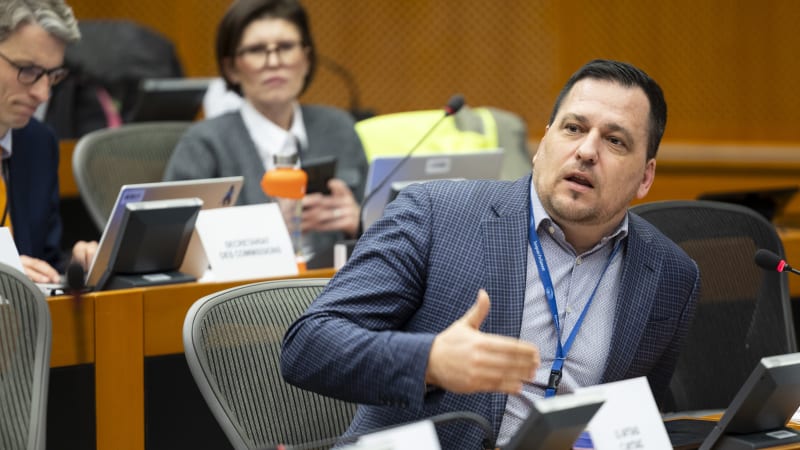 Zdechovský obvinil Piráty z podpory pedofilů a čelí ostré kritice. Šašku, vzkázal mu Bartoš