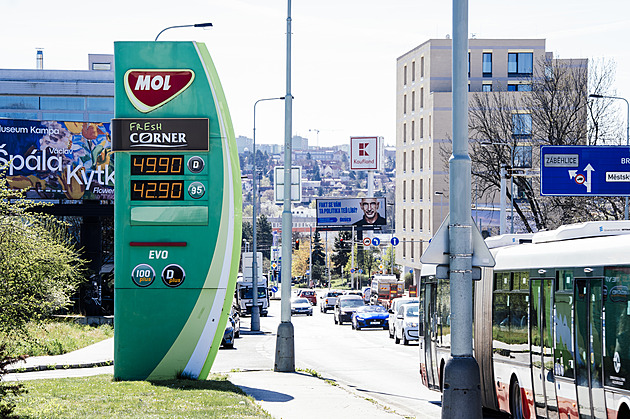 Benzin za 43,15, nafta pod padesát. Ministerstvo poprvé uvedlo stropové ceny