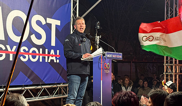 Průzkum věští maďarské opozici ústavní většinu. Bude to těsné, burcuje Magyar