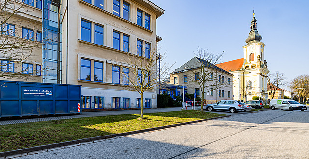 Hradec škole prominul milion, policie zkoumá hospodaření bývalého vedení