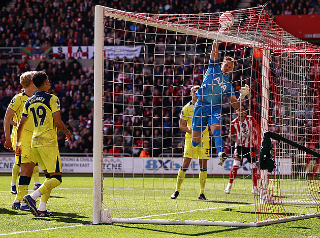 ONLINE: Kinský poprvé od vystřídání chytá, zabere Tottenham? Newcastle vede