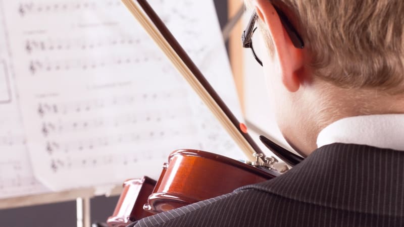 Zemřel oblíbený učitel umělecké školy na Příbramsku. Hrubý vyučoval housle i trubku