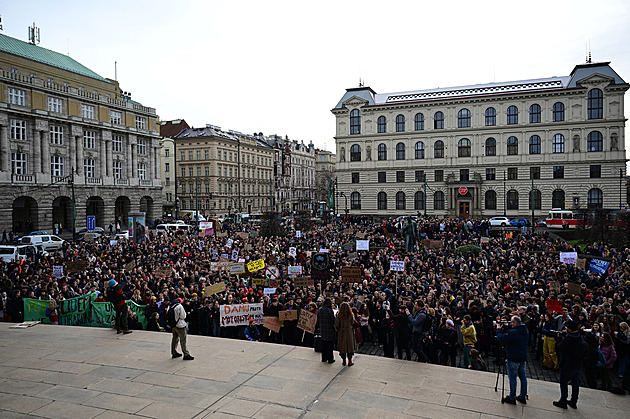 Média nedáme! Studenti pořádají protesty na podporu České televize a rozhlasu