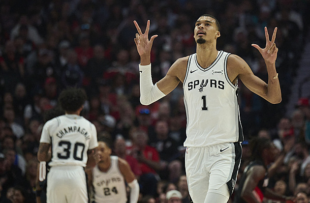 Krejčího tým pustil obří náskok a je na pokraji vyřazení. Debakl utrpěli i Lakers