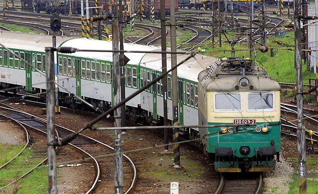 Na Benešovsku vykolejil osobní vlak, provoz na koridoru stojí