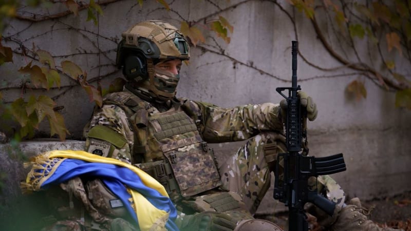 Jedenáct okupantů jednou ranou. Ukrajinci ukázali záběry rekordního zásahu svého vojáka