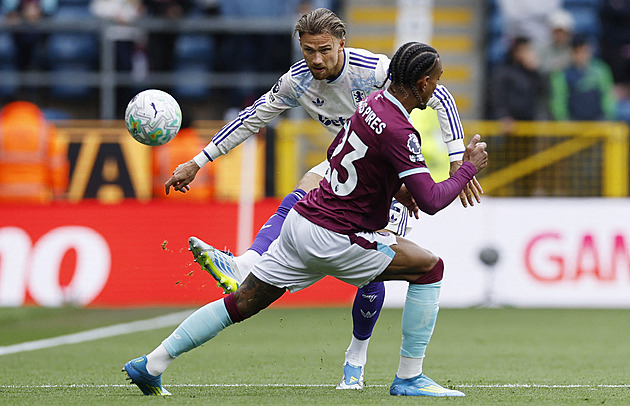 ONLINE: Aston Villa srovnává s Burnley, večer derby Arsenalu s West Hamem