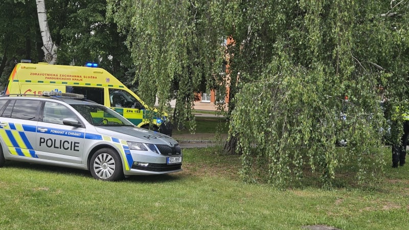 Student z Pardubic měl pobodat expřítelkyni. Probíhá evakuace školy, řeší se i možná bomba