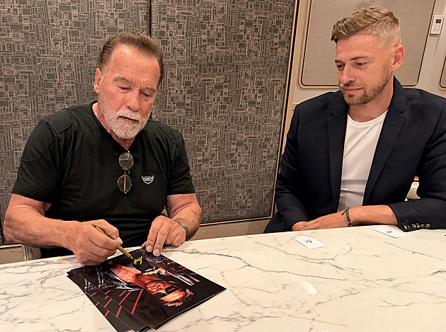 Arnold chce jen kávu, sušenky a mandle, hlásí pořadatel. Show stojí desítky milionů