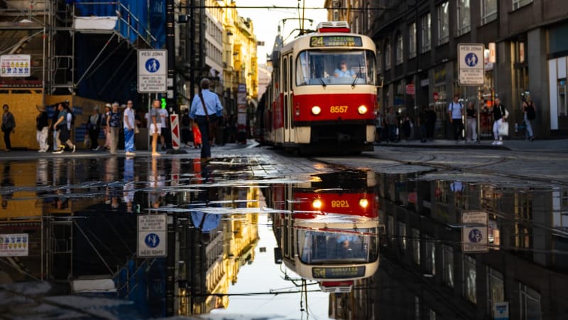Vážná nehoda v centru Prahy: Tramvaj strhla osobu do kolejiště. Provoz v místě stojí