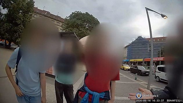Útočil na hlavu. Policie zpacifikovala muže, který v tramvaji napadl nezletilé chlapce