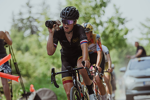 Asfalt tál, štěrk nepomohl. Šampionát cyklistů také sužují vedra. A co muži?