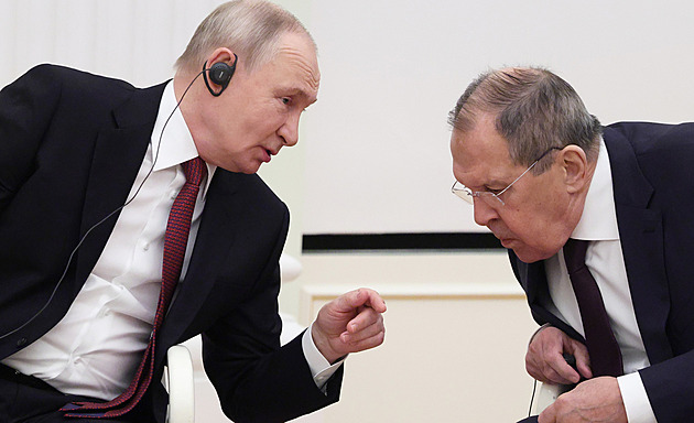 Historický zlom a boží zásah. Lavrov velebí Jelcina za „předání moci“ Putinovi