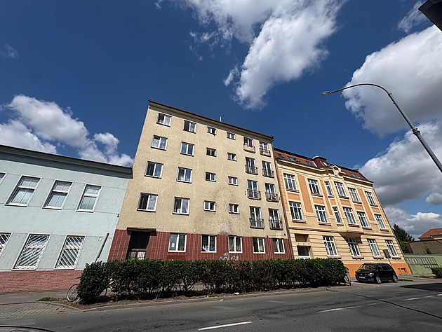 Na chodníku použité kondomy, zápach i hluk. Problémová ubytovna trápí sousedy