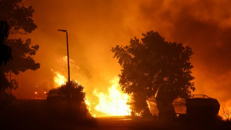 Další velký požár v Chorvatsku: Oheň zuří na ostrově u Zadaru, přibližuje se k domům